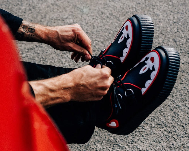 V3257 Black & Red Scallop Heart Viva Mondo Creeper