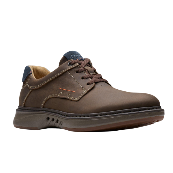 The CLARKS Clarks Mens Un Briley Pace Wide Brown casual shoe features a brown nubuck upper, brown laces, beige stitching, dark cushioned sole, blue heel accent, decorative side stitching, and a supportive contoured footbed.