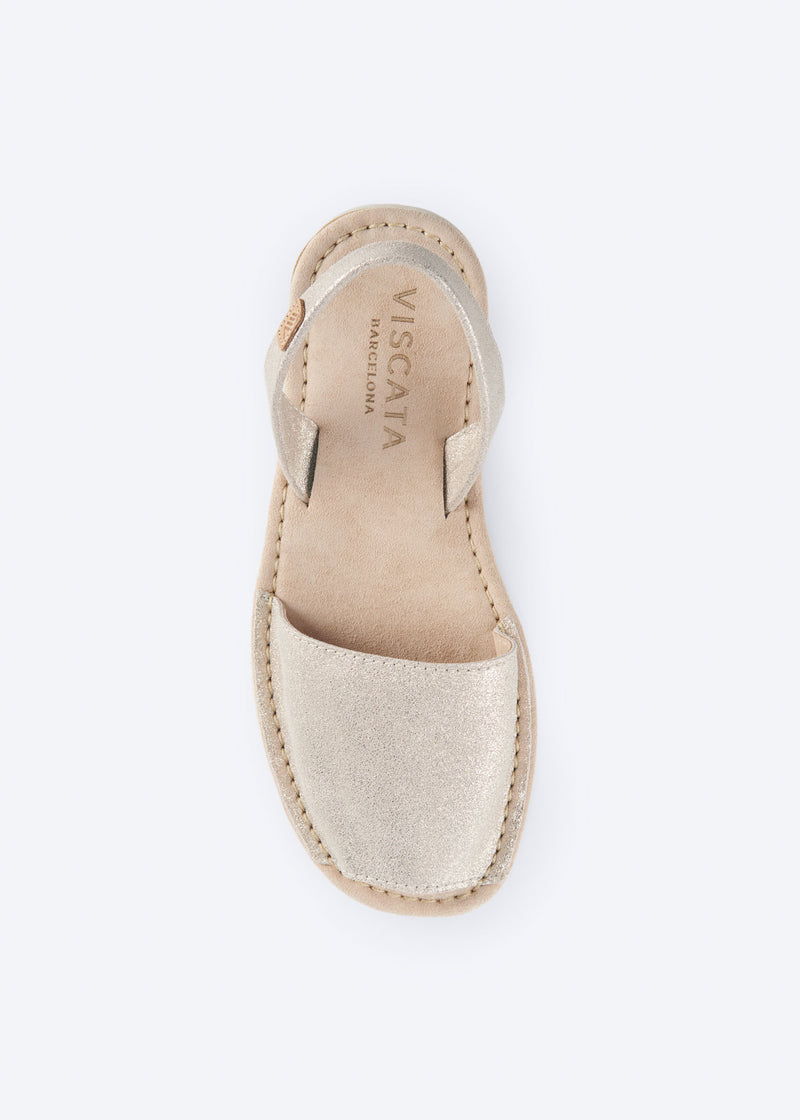 Top view of a women’s gold glitter espadrille sandal with a natural jute sole and cushioned insole, handcrafted in Spain.