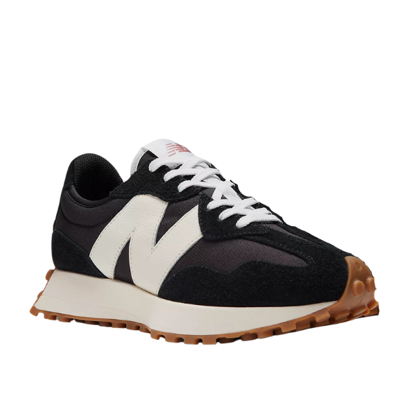 The New Balance Womens 327 Black/White athletic sneaker features a bold white N logo, white laces, and a gum sole. Designed by NEW BALANCE, these women’s running shoes offer added foot pain relief.