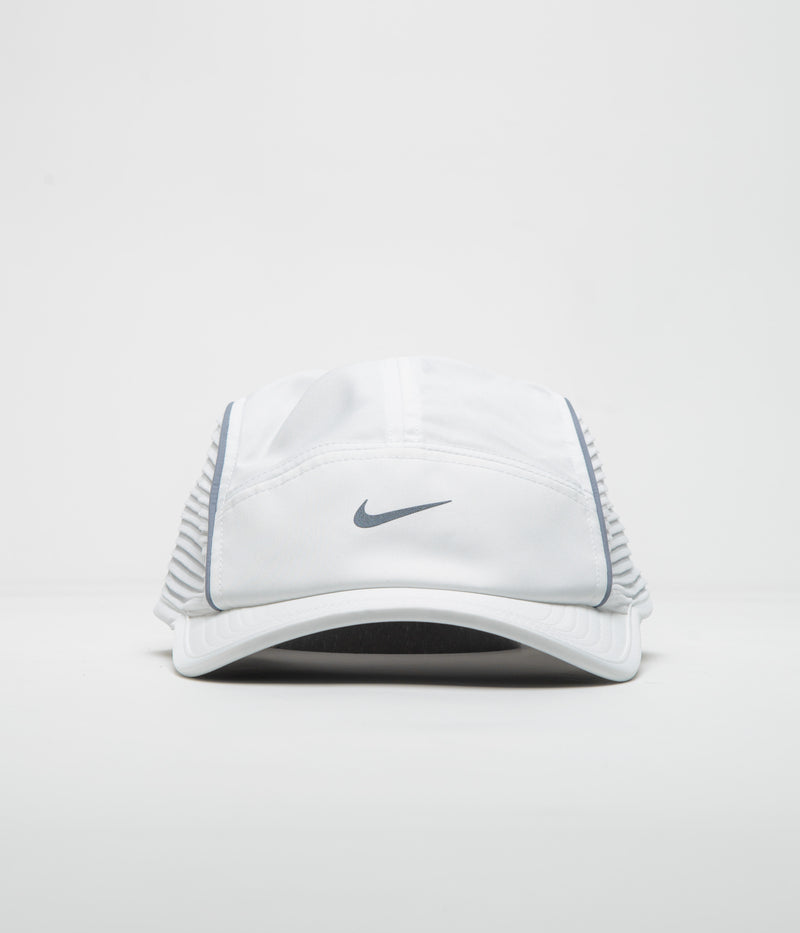 Nike AeroBill Cap in White and Anthracite / Black