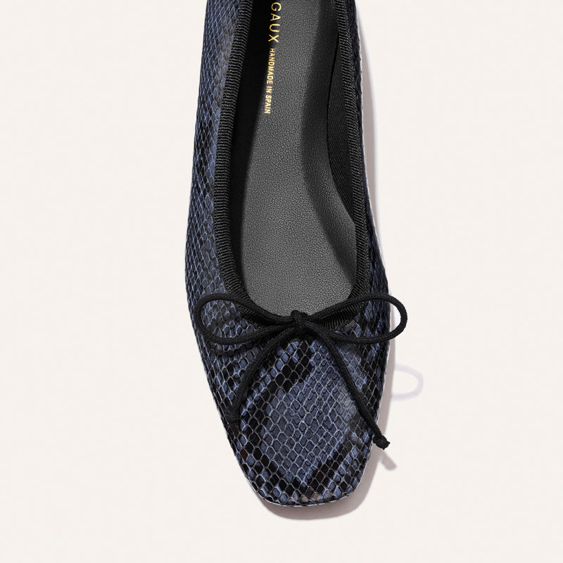 The Fonteyn - Fumo Python Embossed by Margaux: a black ballet flat with a textured snakeskin pattern and bow on the toe, shown from above against a light background.
